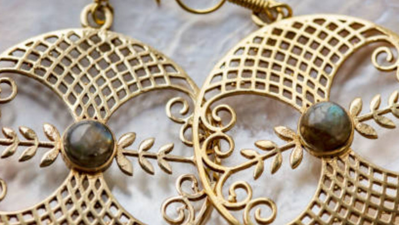 Labradorite stone Mystical Flash: How to Style This Iridescent Gemstone