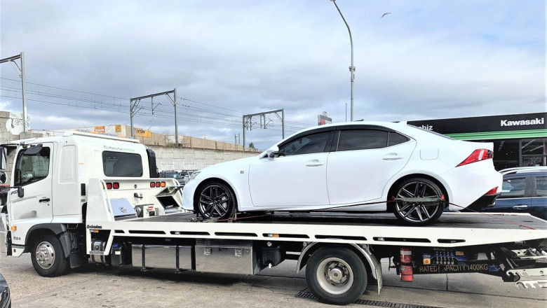 Top Reasons to Use a Professional Car Body Removal Service
