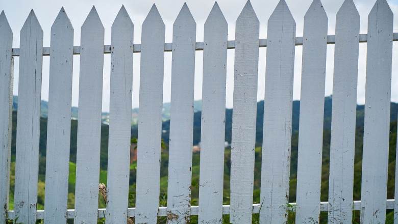 Fence Cost Calculator: DIY vs Professional Installation – What’s Best for Your Budget?