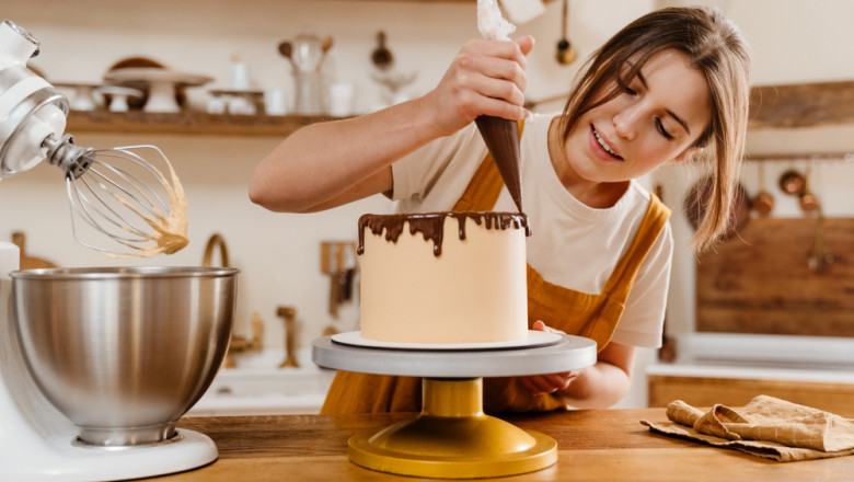 Custom cakes vs. ready-made: What is best for your event?