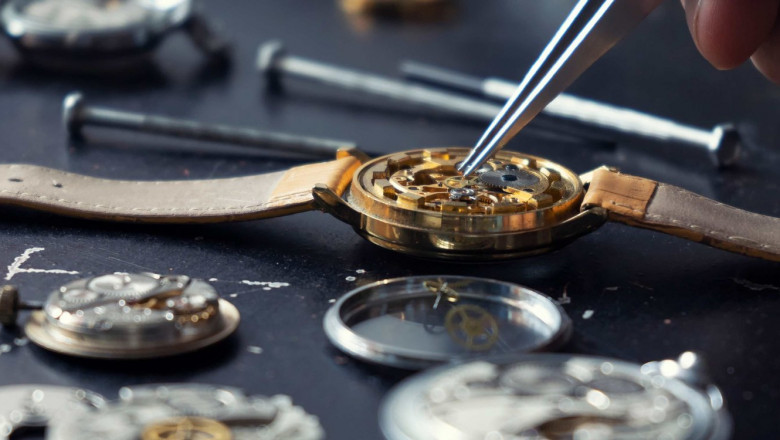 Top 10 Timeless Luxury Watches for Women in 2025