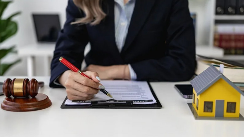 How a Real Estate Lawyer in Dubai Supports Property Developers