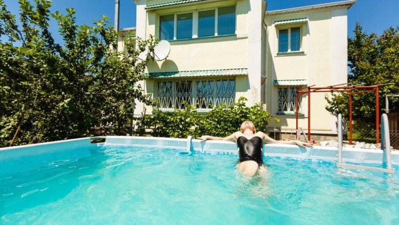 Can Swimming Pool Installation in Houston TX Be Completed Year-Round?