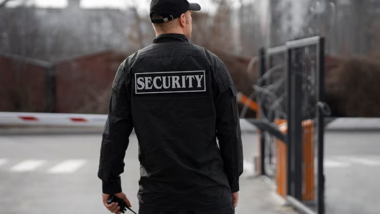 The Role of Security Guards in Shopping Mall Safety Management