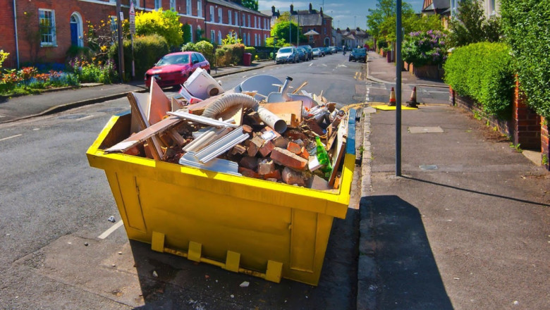 Construction Site Safety Tips for Using Garbage Bins Efficiently