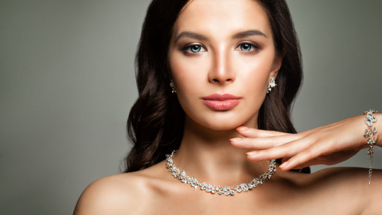 Minimalist Diamond Jewelry for Women Who Love Subtle Glam