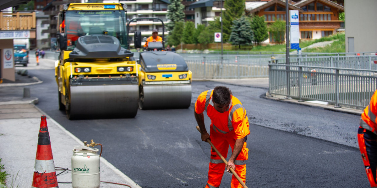 The Benefits of Professional Blacktop Services for Your Parking Lot and Driveway Maintenance