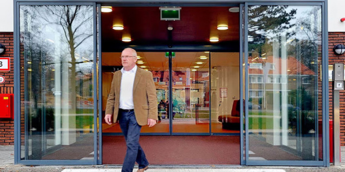 The Evolution of Entryways: How Commercial Glass Doors and Quality Hardware Define Modern Businesses
